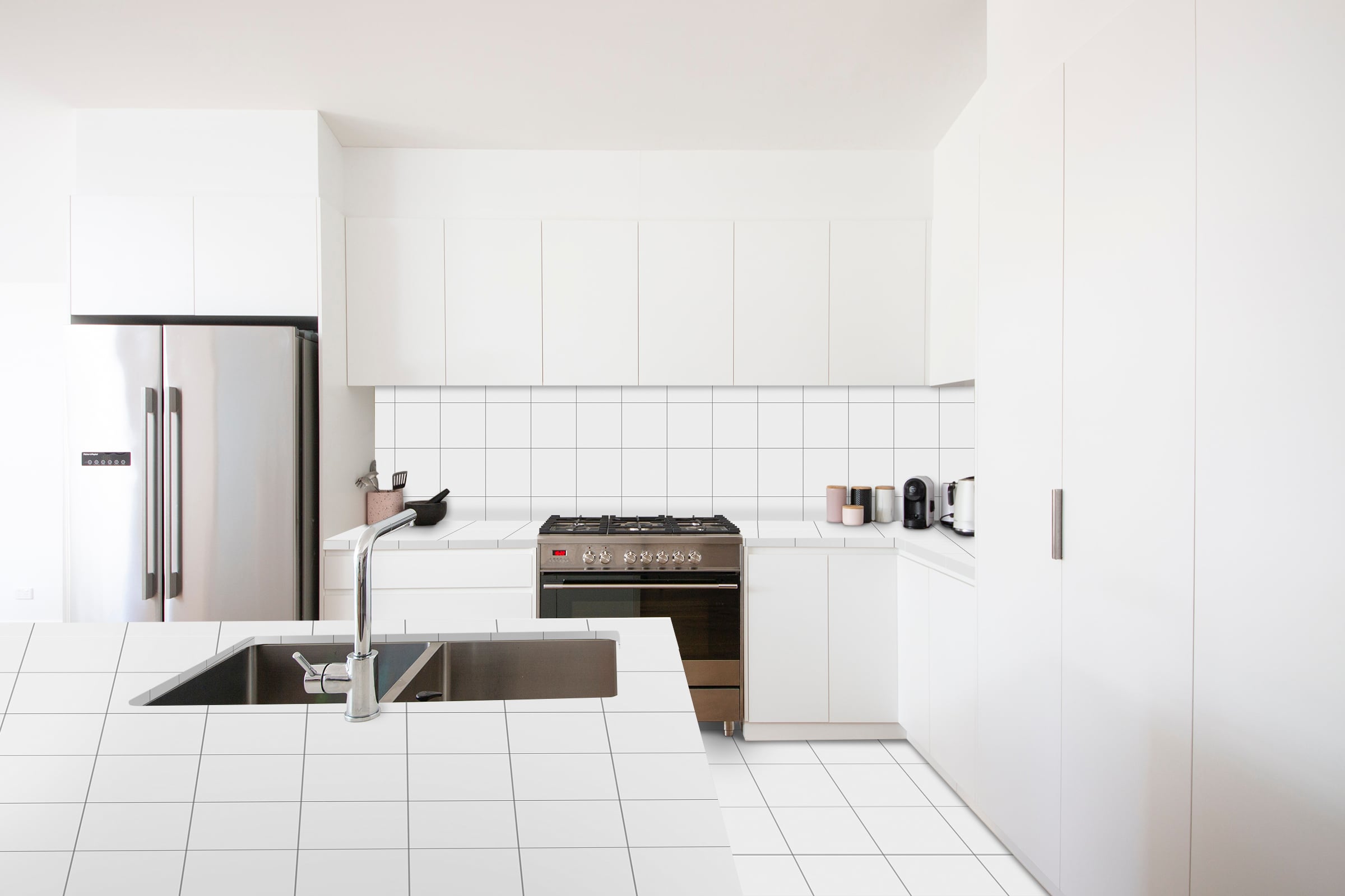 Erstellen Sie einen realistischen Prototyp Ihrer Küche, die mit Epic Surface-Steinzeugplatten verkleidet ist: Kochfeld, Kochinsel und Boden