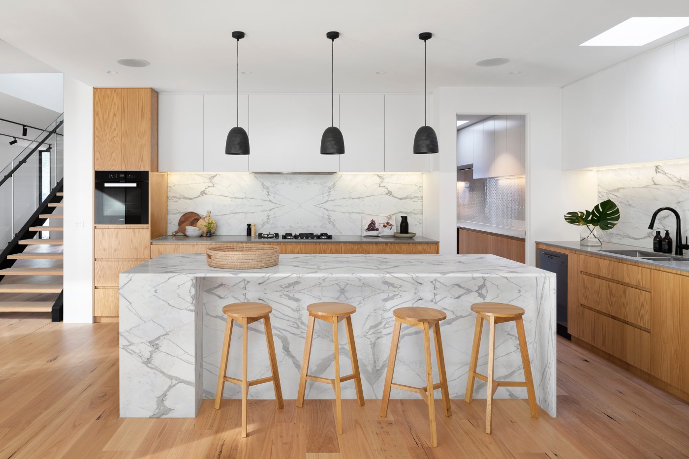 Ideas for furnishing a modern kitchen with marble-effect gres