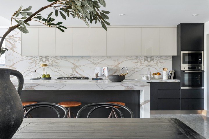 Idee per arredare una cucina moderna con il gres effetto marmo
