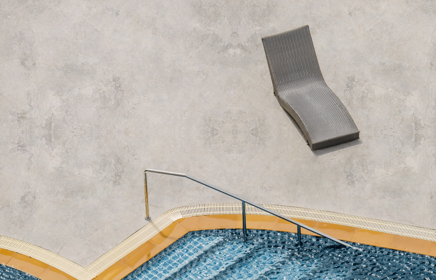 Stone Effect Grey Stoneware: the Ideal Choice for Your Holiday Home